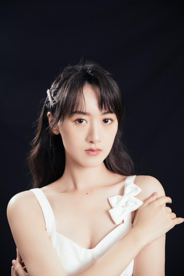 袁冰妍穿白色吊带裙，都甜到心窝里去了