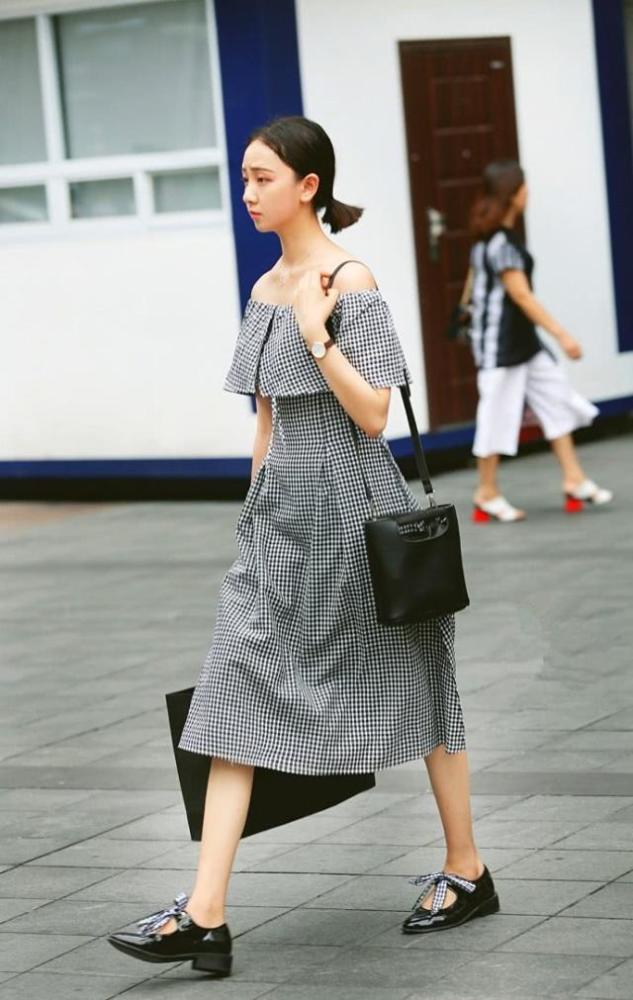 街头连衣裙街拍大气时尚又漂亮，看起来自然潮范十足