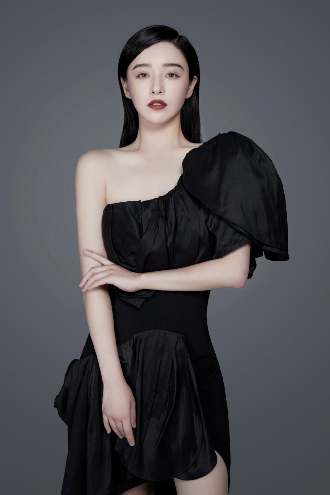 阚清子杨柳腰大长腿这还不算瘦?网友:鸡腿不香了