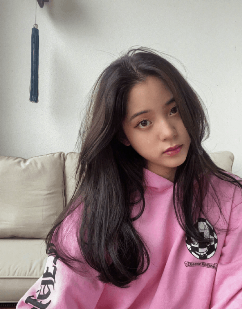 欧阳娜娜粉色卫衣配牛仔裤，一头长发温柔到骨子里