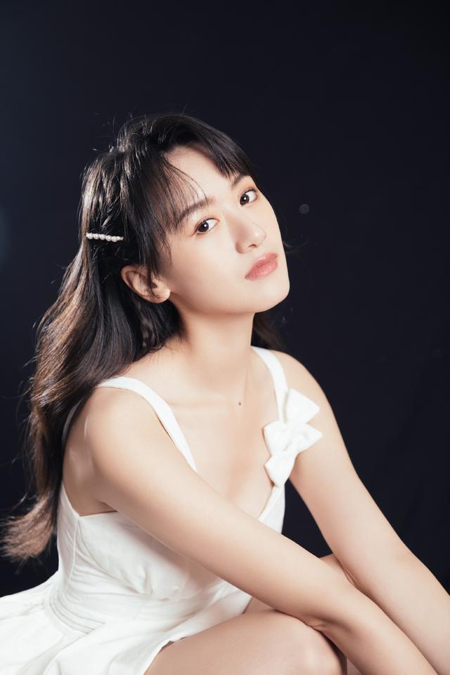 袁冰妍穿白色吊带裙，都甜到心窝里去了