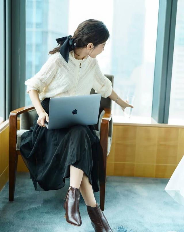 秋日通勤穿搭,小个子这样穿显高还自带气场