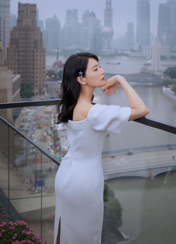 路人镜头下的高圆圆一袭露肩白裙清新优雅,比精修图美得更惊艳