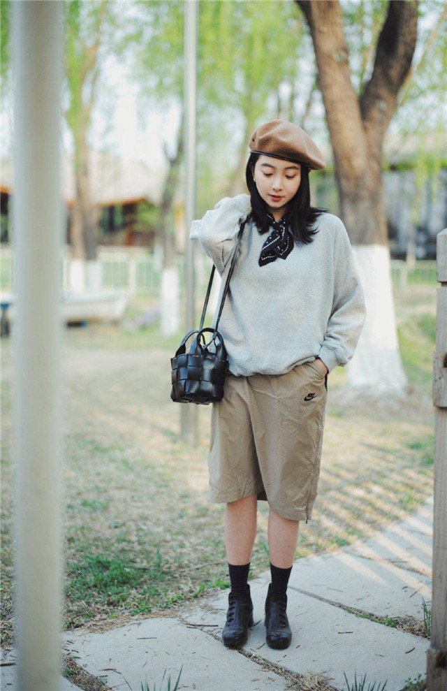 秋天不一定要穿风衣、大衣，瞧今年的“卫衣”，配裙子洋气又百搭