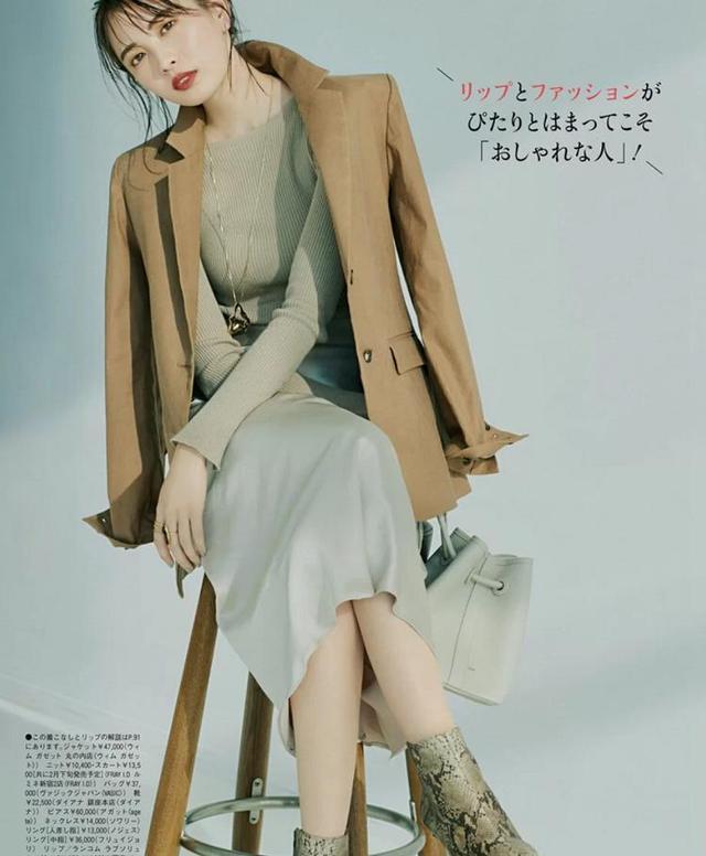 40岁的女人秋天多穿“棕色”衣服，显年轻又有气质