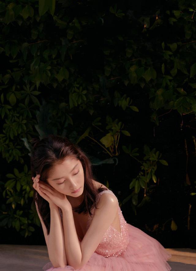 关晓彤一袭“双V”礼服裙秀冰肌玉肤,高贵清甜惹人怜