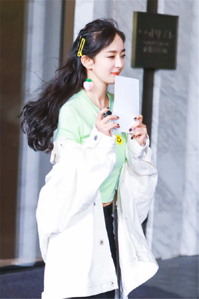 身材好的女生学杨幂T恤配牛仔褂,休闲减龄还能秀出丰满身材