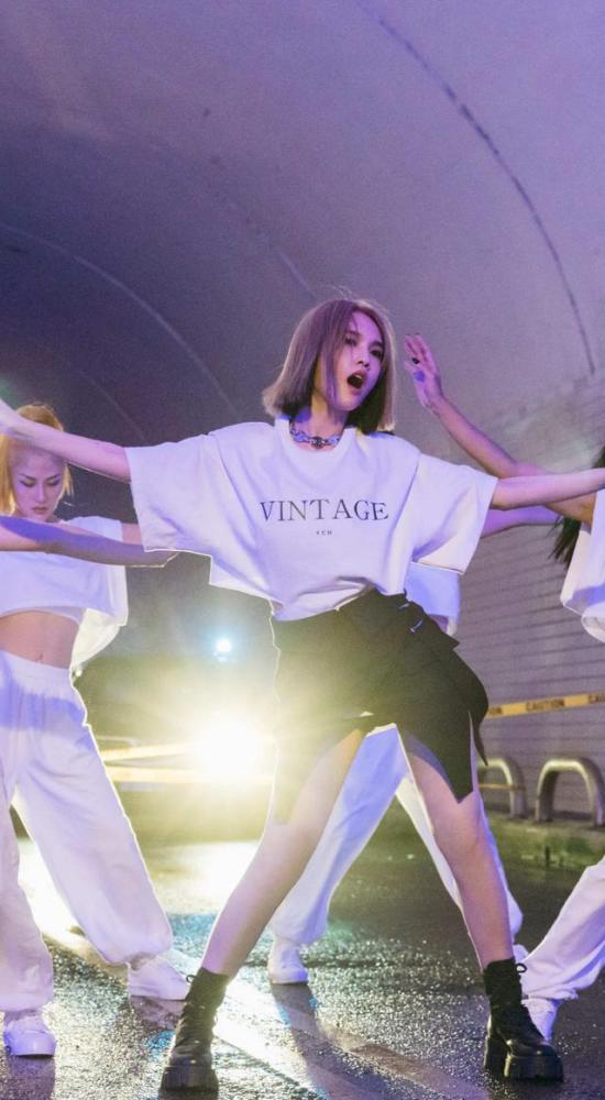 杨丞琳身着紧身花色短裙，演绎不一样的时尚精彩