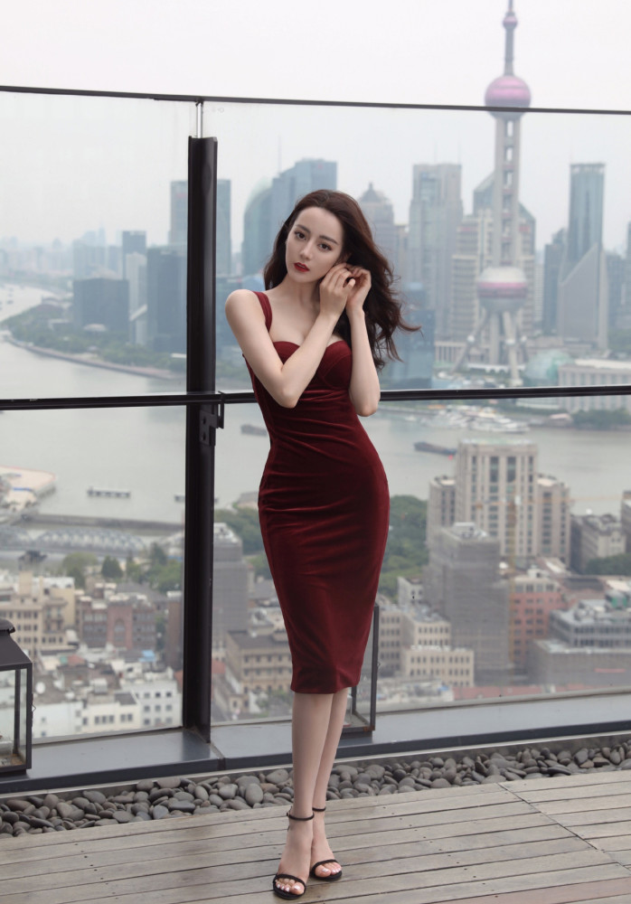 性感迪丽热巴紧身吊带裙凹出S型身材,红裙大波浪美的不可方物