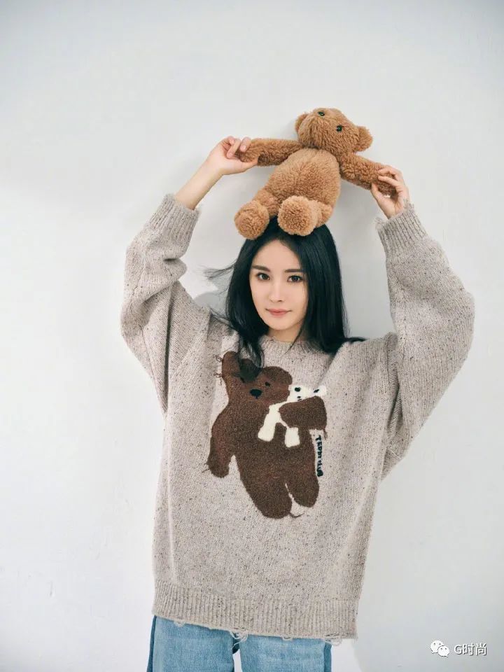 杨幂穿针织衫搭配复古牛仔裤,化身鬼马少女