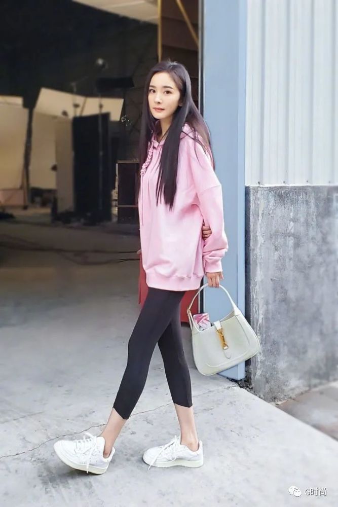 杨幂穿针织衫搭配复古牛仔裤,化身鬼马少女