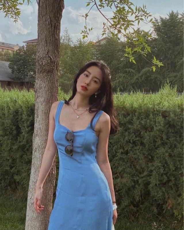 杨采钰初秋穿搭合集,独具南法风格气质太浪漫了