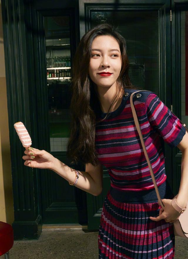 CC紫来了!宋妍霏带火今秋紫色系搭配,不愧为宝藏少女