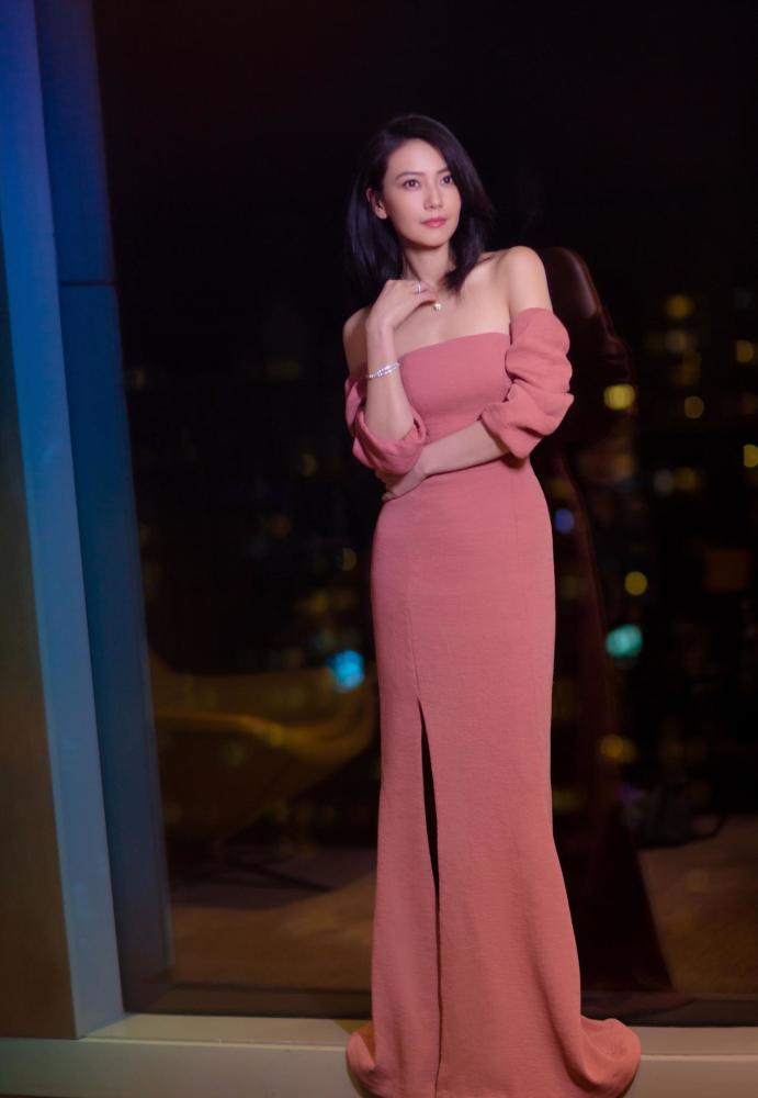 路人镜头下的高圆圆一袭露肩白裙清新优雅,比精修图美得更惊艳