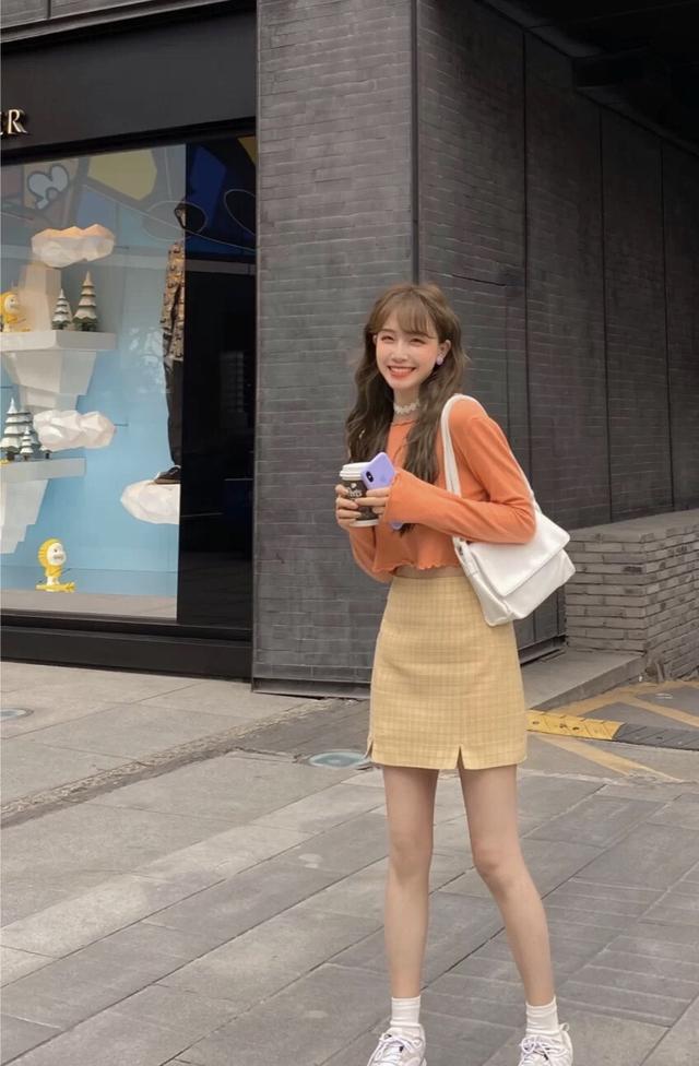 秋天的裙子超耐看，精致女孩要学着这样穿才行