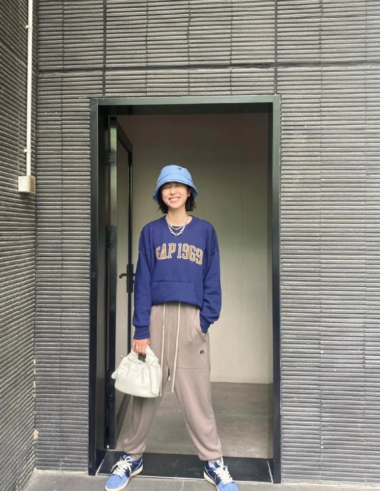周雨彤穿超短卫衣配吊裆裤,“水蛇腰”抢镜太羡慕