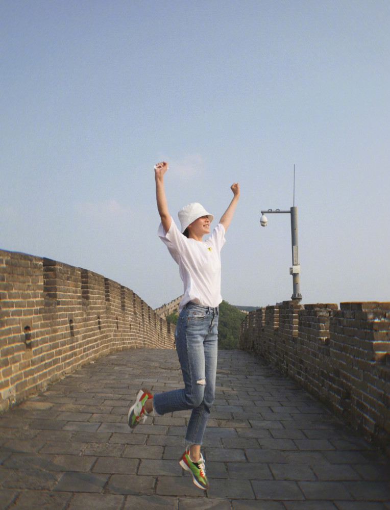 李沁晒游客打卡照,简约小白T+蓝色牛仔裤清爽阳光有活力