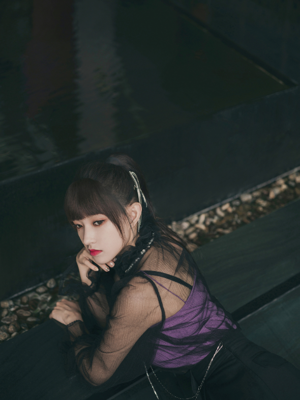 程潇新风格诠释暗黑古典美,这长相也太可爱了吧