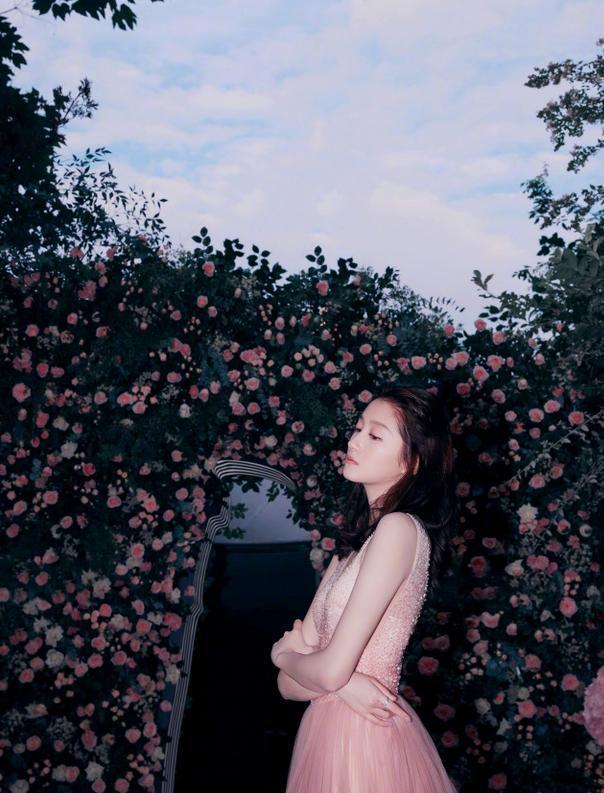 关晓彤一袭“双V”礼服裙秀冰肌玉肤,高贵清甜惹人怜