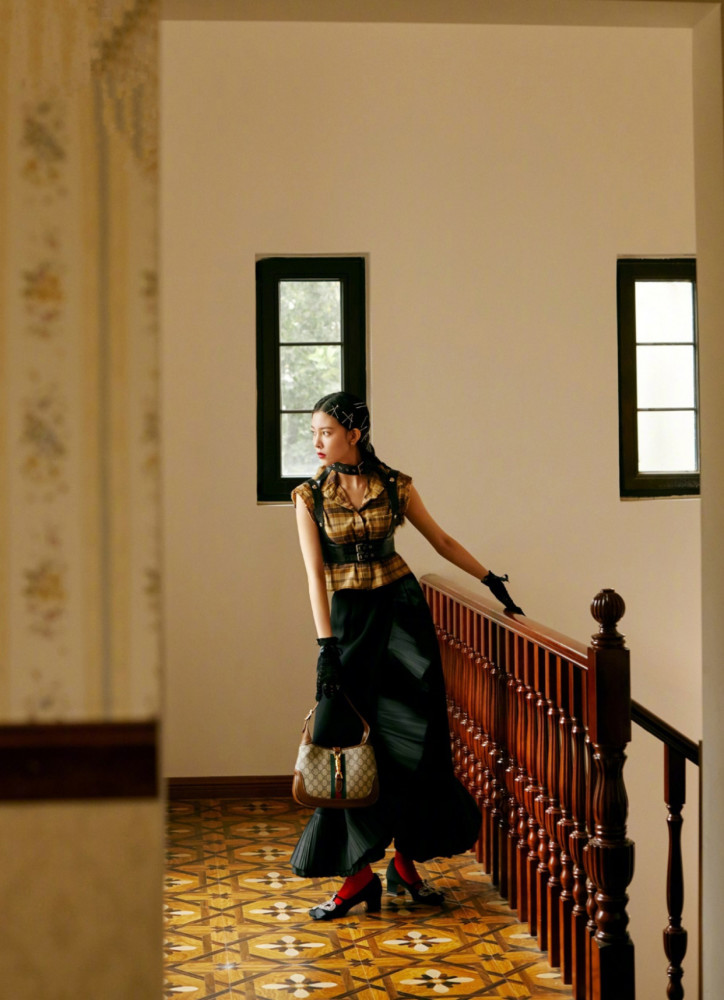 宋妍霏随意又不失精致的造型妆容,让秋日色彩变浓重