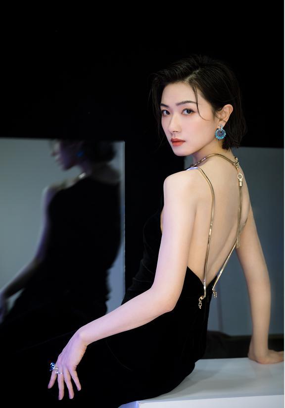 万茜撞衫佟丽娅同穿黑色露背裙,果然还是新疆美女能打