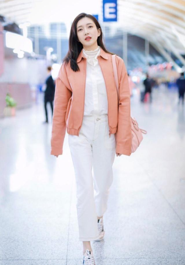 除了牛仔裤和小黑裤，这条裤子更好搭，秋冬季靠它给穿搭加分了