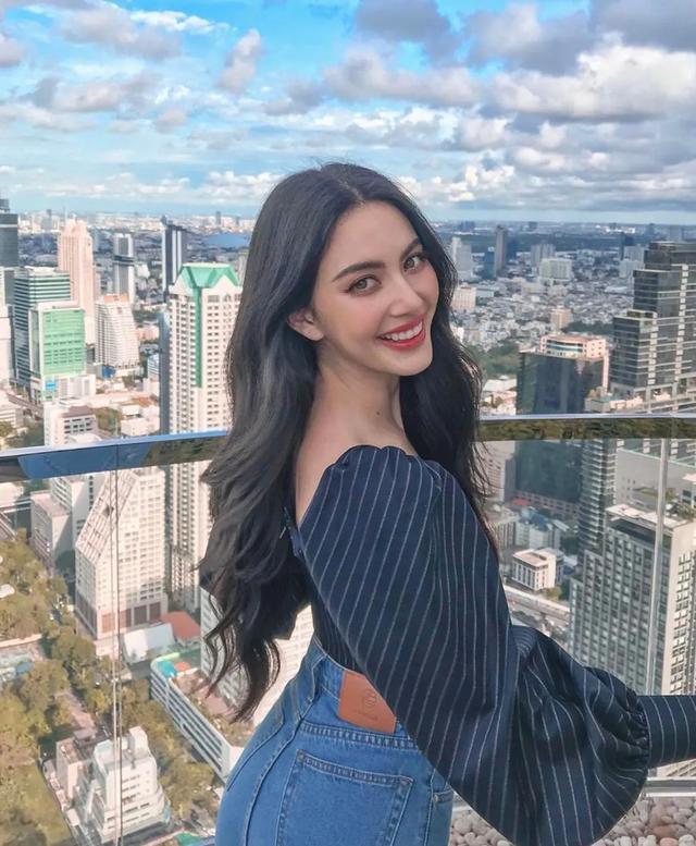 泰国一枝花MAI晒照!短上衣配牛仔裤“蚂蚁腰”瞩目,身材太美