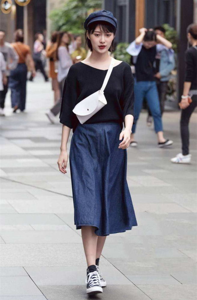 初秋街拍性感风搭配怎么少得了“露腰装”呢,简约大气还时髦