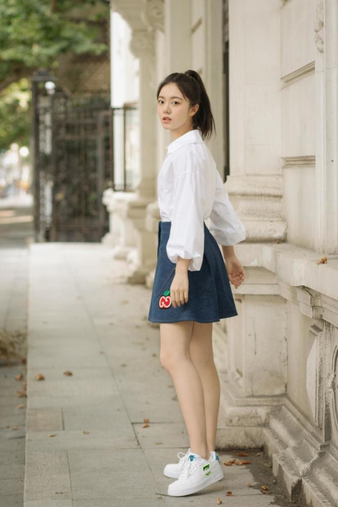 赵今麦无袖连衣裙平衡甜酷风格,黑长直发型好飒