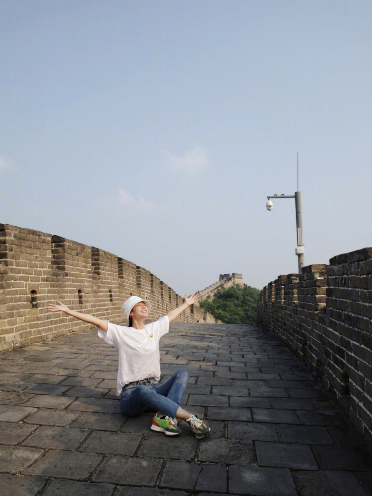 李沁晒游客打卡照,简约小白T+蓝色牛仔裤清爽阳光有活力