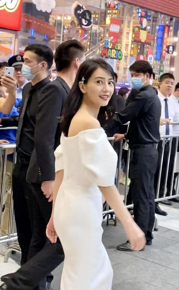 路人镜头下的高圆圆一袭露肩白裙清新优雅,比精修图美得更惊艳