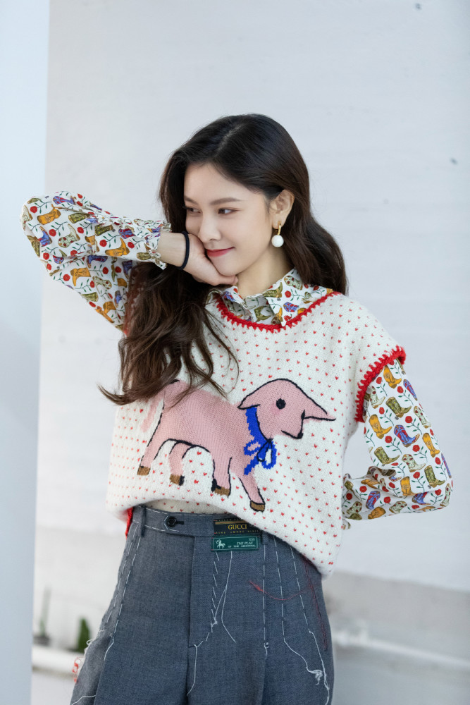 宋妍霏随意又不失精致的造型妆容,让秋日色彩变浓重