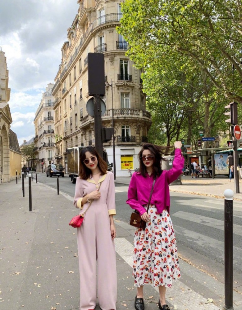 可以和“女朋友”一起穿的搭配！逛街压马路的必备