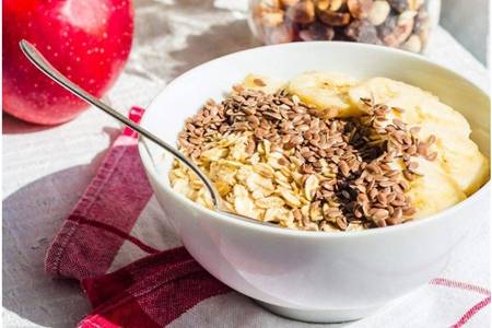 燕麦片怎样吃减肥，燕麦煮粥烤饼干的简单做法大全