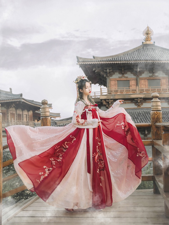 《琉璃》女主古装太可了，一套汉服几百到几万，上身简直太仙了