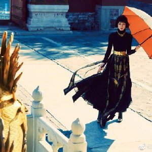 迪丽热巴登杂志封面,齐耳短发又美又飒气场超强