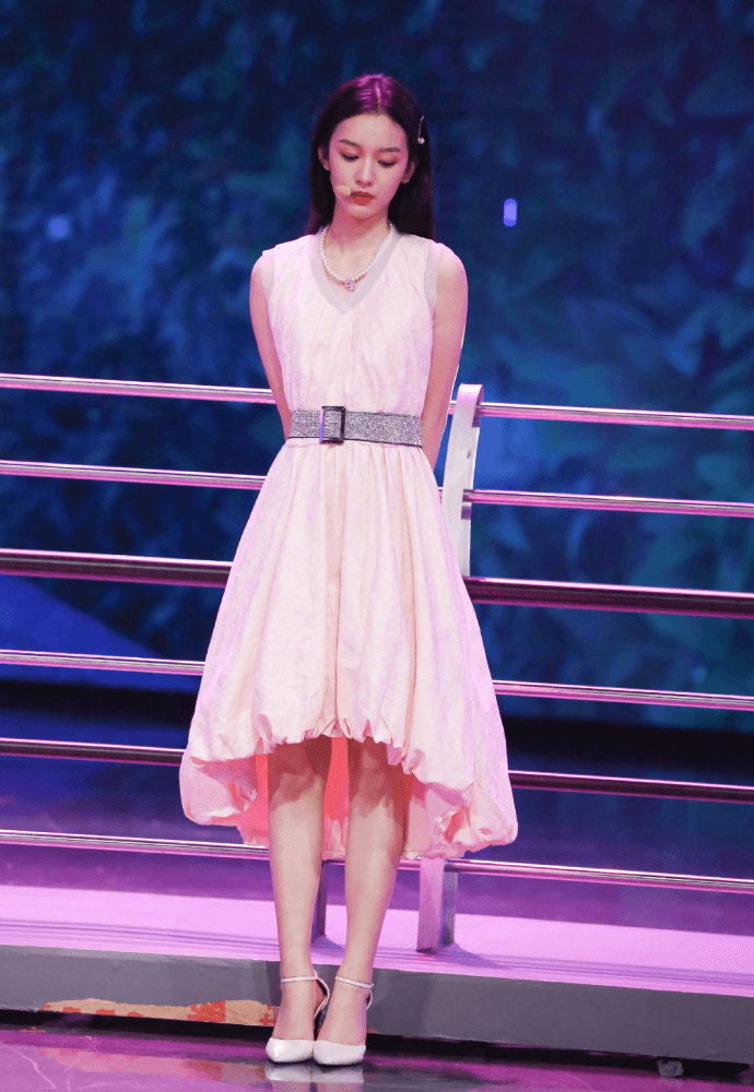 “无脚踝”的周也为录节目显腿长,还得换上“芝士鞋”