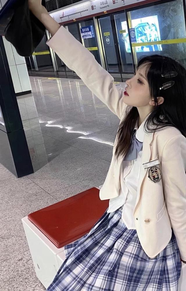 秋天的裙子超耐看，精致女孩要学着这样穿才行