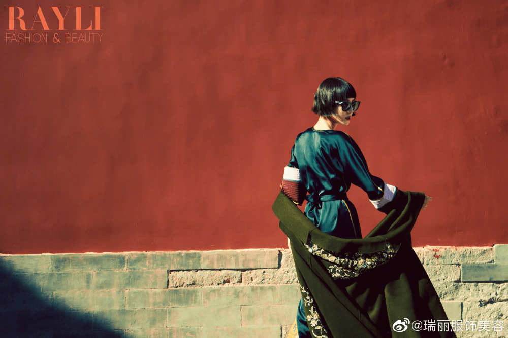 迪丽热巴登杂志封面,齐耳短发又美又飒气场超强