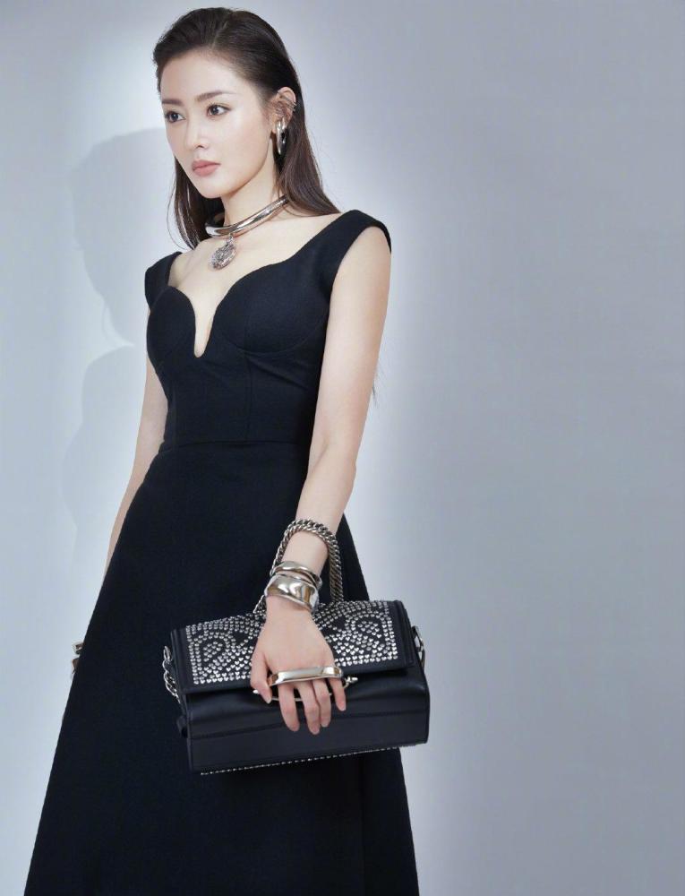 张天爱黑色吊带长裙配大牌手包亮相,好身材一览无遗