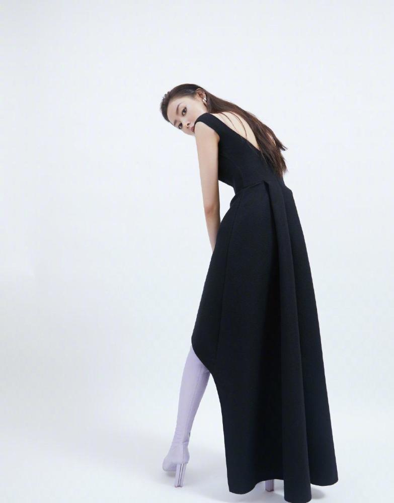 张天爱黑色吊带长裙配大牌手包亮相,好身材一览无遗