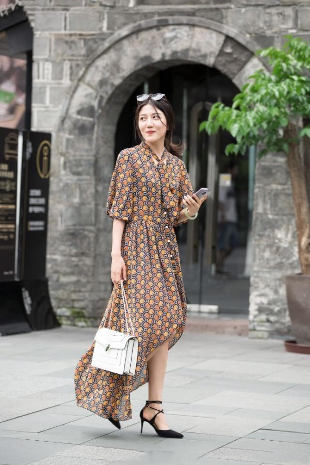 街头连衣裙街拍大气时尚又漂亮，看起来自然潮范十足