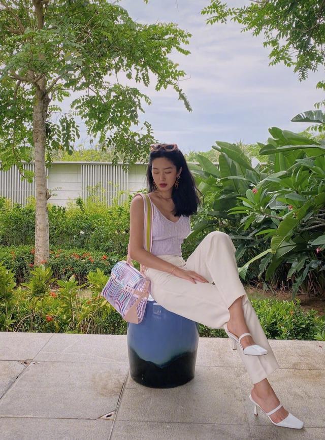 杨采钰初秋穿搭合集,独具南法风格气质太浪漫了