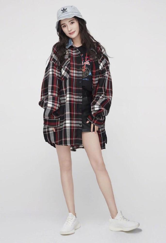 杨幂带火了“衬衫+短裤”,时髦显瘦、适合今年早秋穿