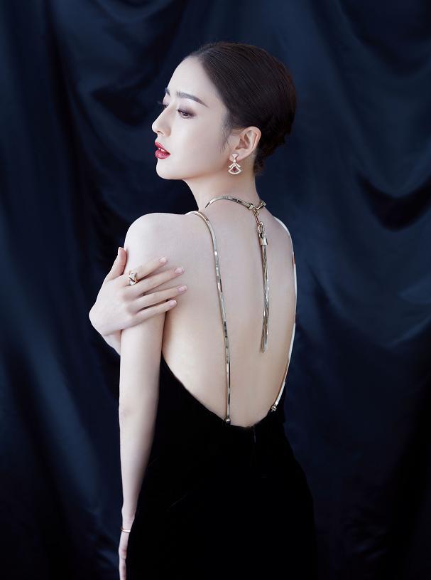 万茜撞衫佟丽娅同穿黑色露背裙,果然还是新疆美女能打
