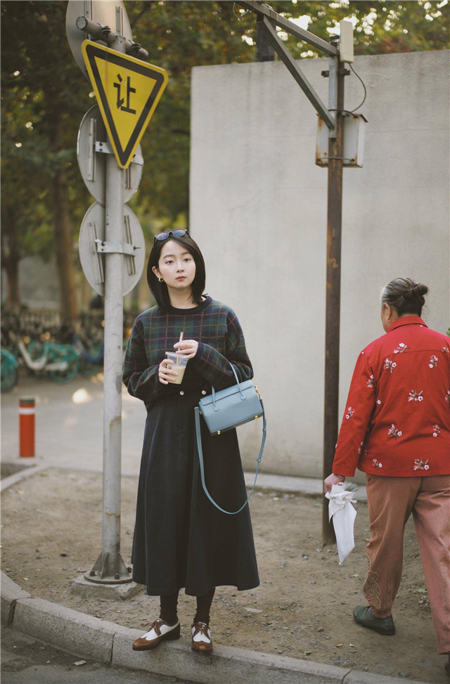 秋天不一定要穿风衣、大衣，瞧今年的“卫衣”，配裙子洋气又百搭