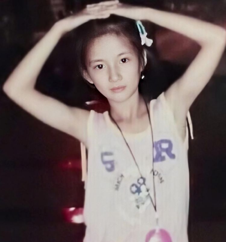 硬糖少女学生照,赵粤表情可爱,张艺凡很是呆萌,王艺瑾还挺洋气