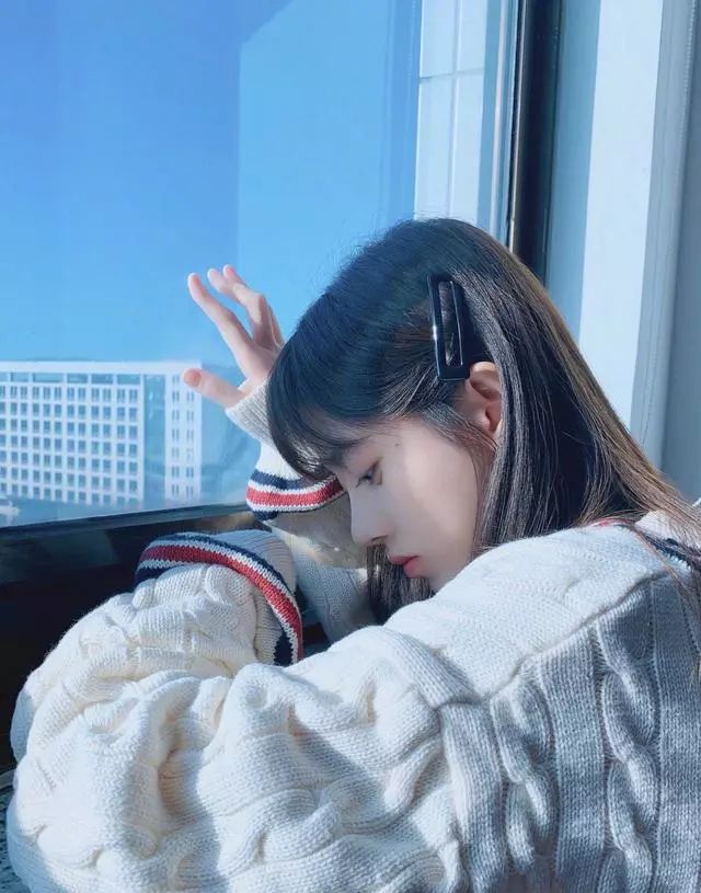 鞠婧祎齐刘海长发搭配毛衣温柔又甜美，早该这样穿了