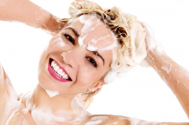 秋冬头发经常炸毛 洗护保养也有顺滑秘诀