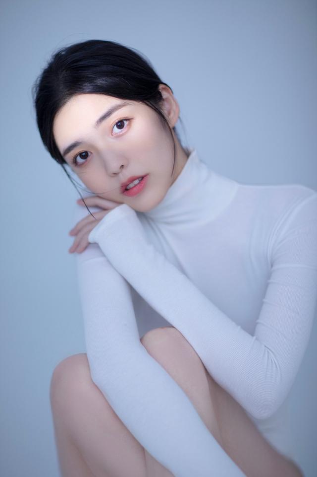 毛省曈干净纯白写真,尽显苗条身材与温柔气质